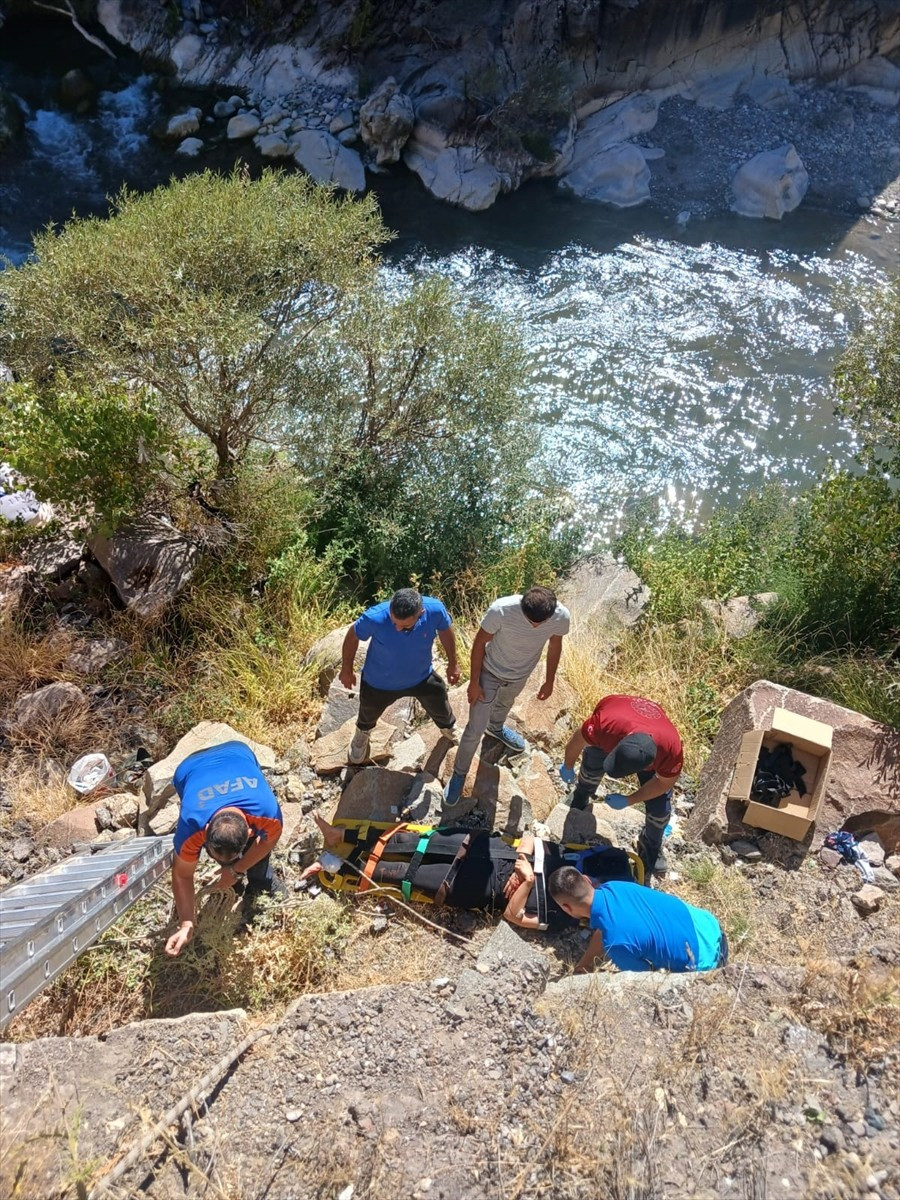 Tunceli'nin Pülümür ilçesinde otomobilin şarampole devrilmesi sonucu 3 kişi yaralandı. Bölgeye...