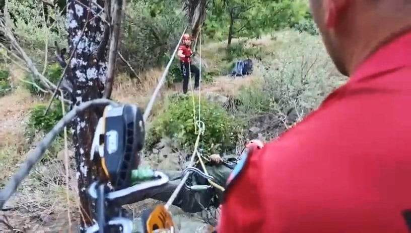 TUNCELİ’DE DERE KENARINA MANTAR TOPLAMAK İÇİN GİDEN VE SULARIN YÜKSELMESİYLE MAHSUR KALAN 3...