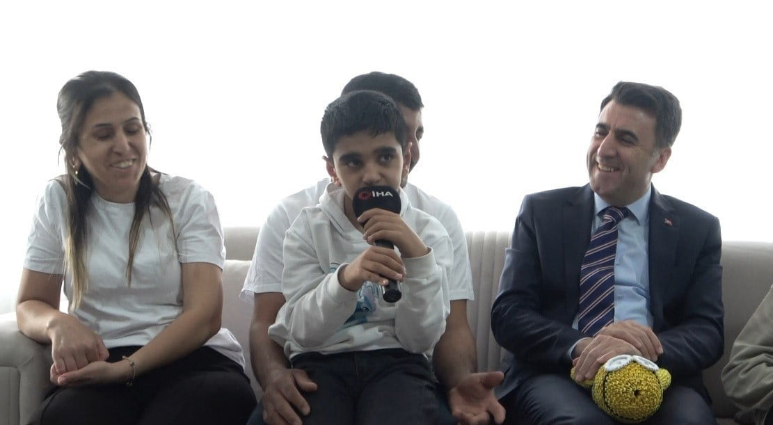 TUNCELİ’DE OTİZMLİ KATIRCI KARDEŞLERLE EVLERİNDE BİR ARAYA GELEN VALİ ŞEFİK AYGÖL, İSTİKLAL...