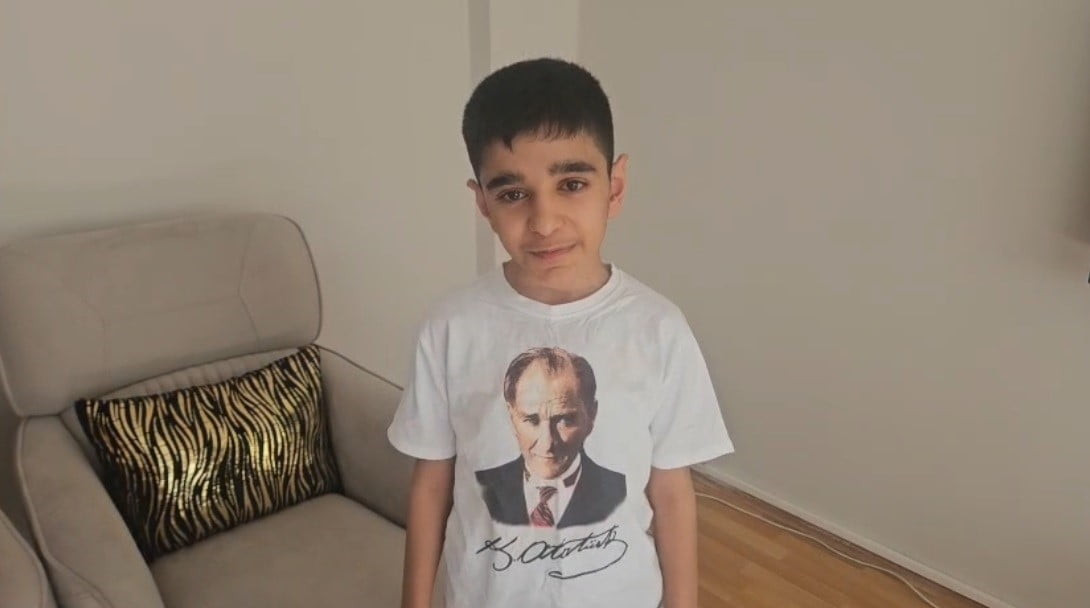 TUNCELİ’DE YAŞAYAN 12 YAŞINDAKİ OTİZMLİ ALİ İSMAİL KATIRCI, İSTİKLAL MARŞI’NIN 10 KITASINI EZBERE...