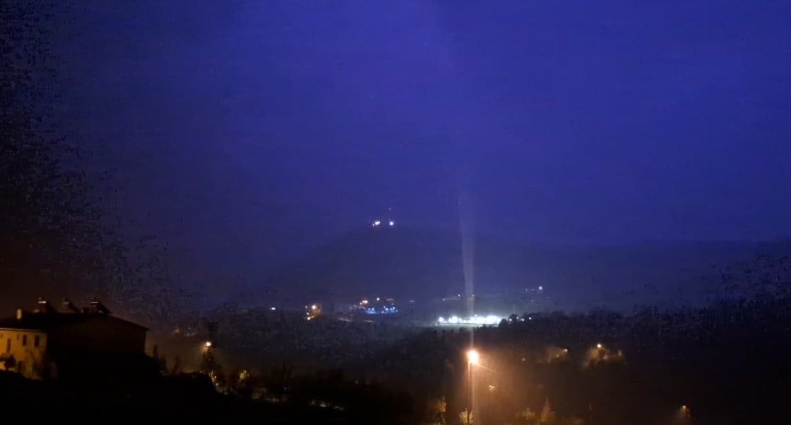 TUNCELİ’NİN PÜLÜMÜR İLÇESİNDE GÖK GÜRÜLTÜLÜ SAĞANAK YAĞIŞLA BİRLİKTE ÇAKAN ŞİMŞEKLER GECEYİ...