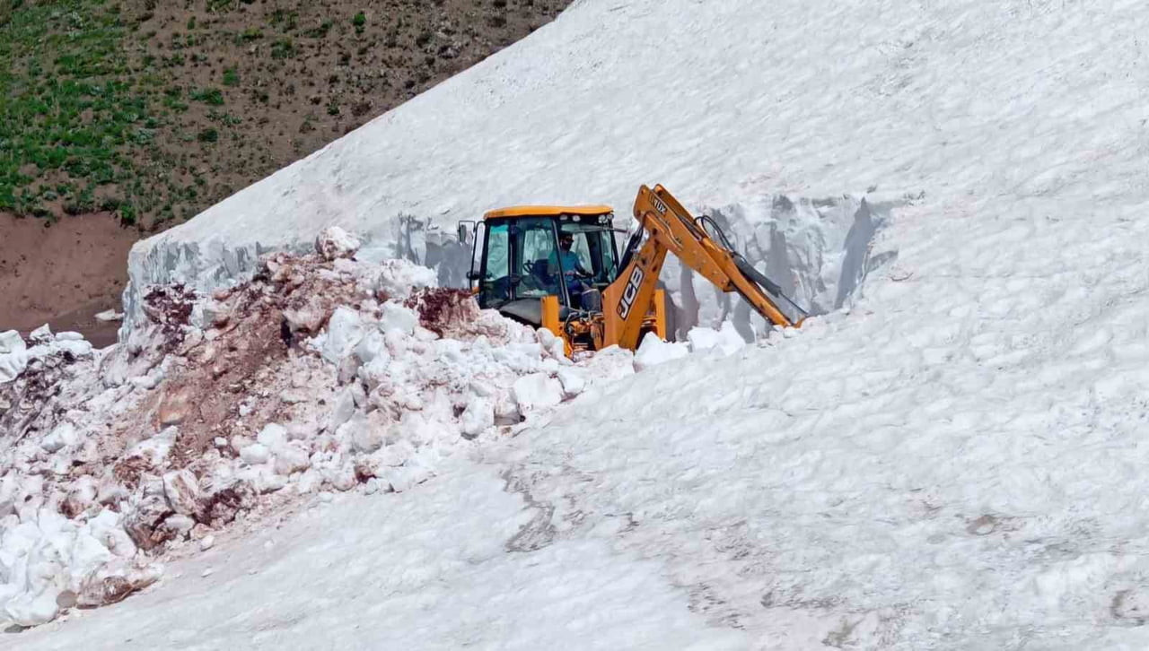 TUNCELİ’NİN PÜLÜMÜR İLÇESİNİN YÜKSEL RAKIMLARINDA HAZİRAN AYINDA OLUNMASINA RAĞMEN KARLA MÜCADELE...