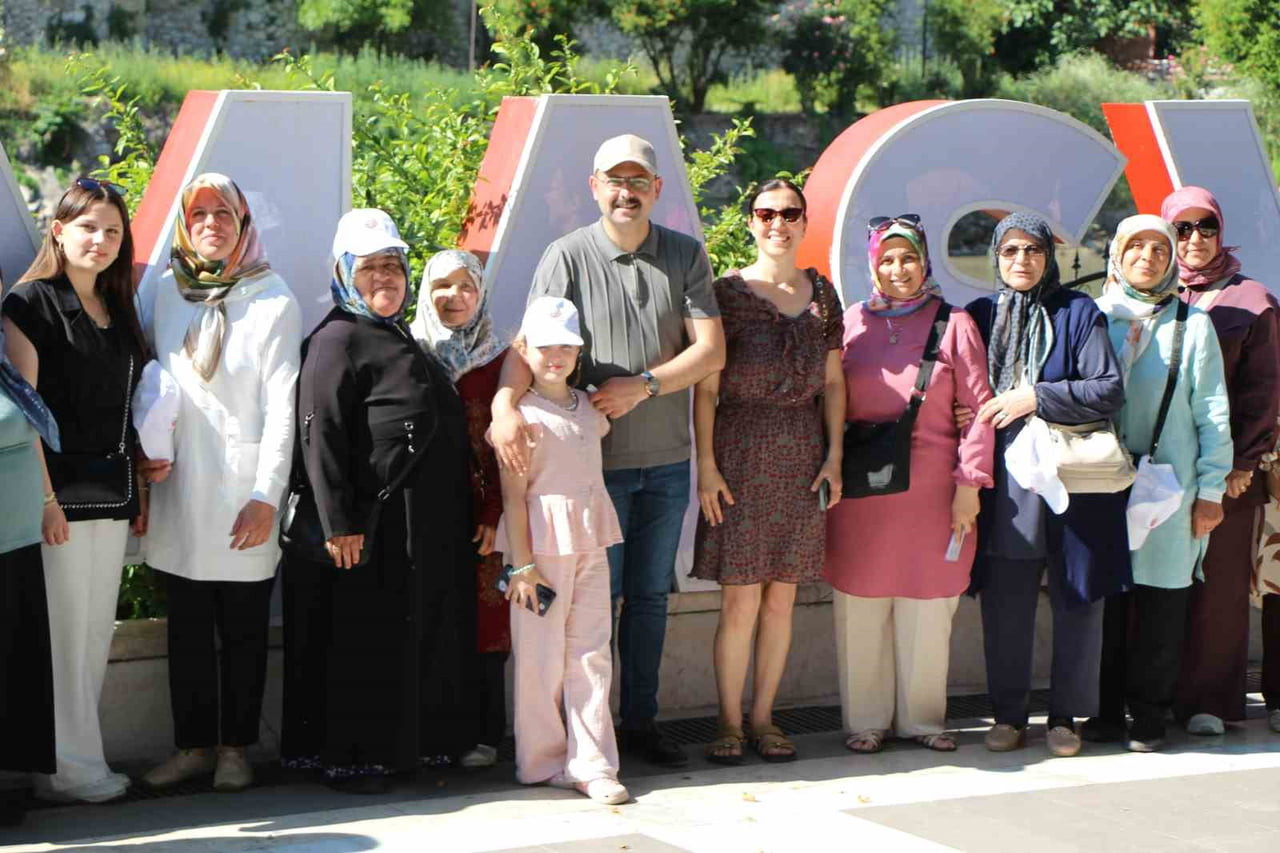 TUR OTOBÜSÜYLE YAKLAŞIK 3 SAAT SÜREN YOLCULUKLA AMASYA'YA GELEN TOSYALILAR