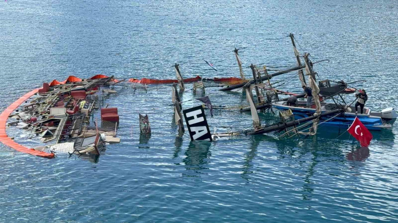 TUR TEKNESİ SULARA GÖMÜLDÜ, BİR KİŞİ HAYATINI KAYBETTİ