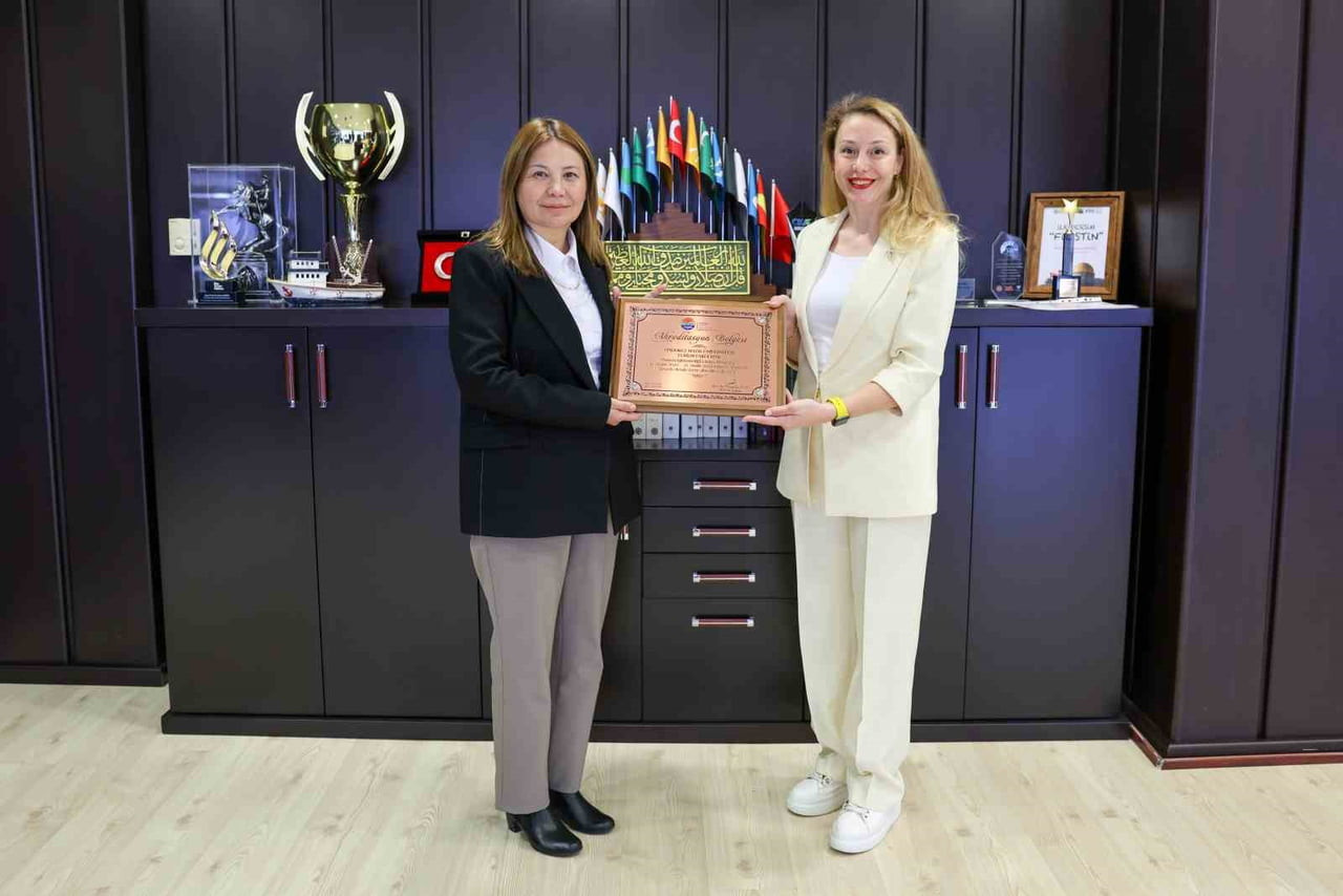 TURAK YÖNETİM KURULU ÜYESİ PROF. DR. CANAN TANRISEVER, OMÜ REKTÖRÜ PROF. DR. FATMA AYDIN’A (SOLDA...