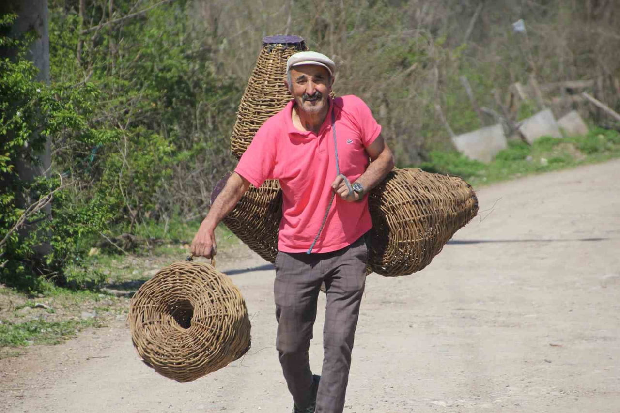 TURGUT ÖZCAN'IN SEPETLERİ SIRTINDA TAŞIMASI
