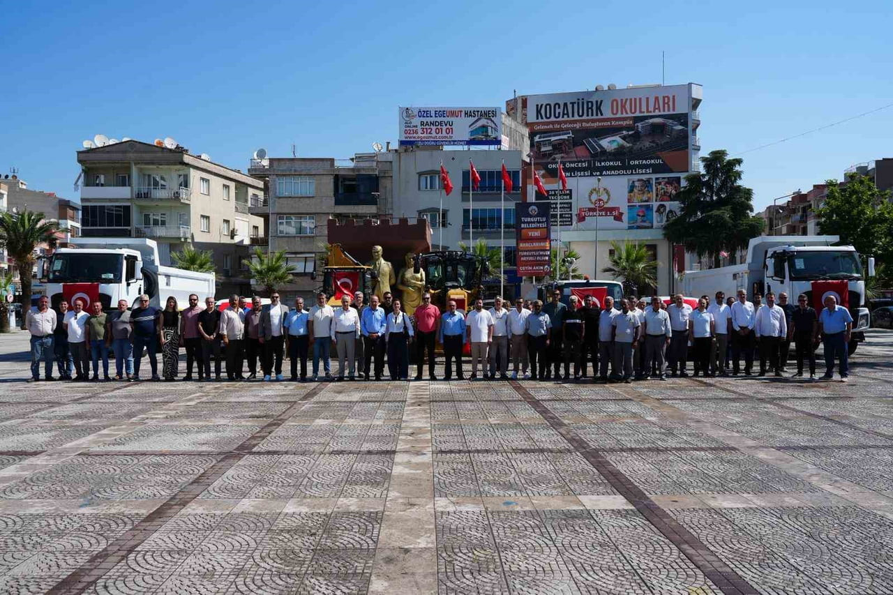 TURGUTLU BELEDİYE BAŞKANI ÇETİN AKIN, BELEDİYENİN HİZMET KAPASİTESİNİ GÜÇLENDİRECEK YENİ ARAÇ VE...