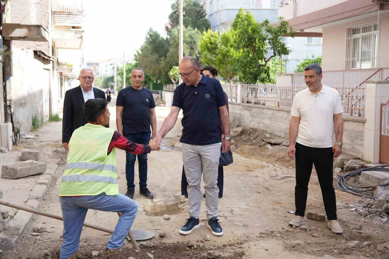 TURGUTLU BELEDİYE BAŞKANI ÇETİN AKIN, İLÇEDE DEVAM EDEN ALTYAPI ÇALIŞMALARINI YERİNDE İNCELEYEREK...