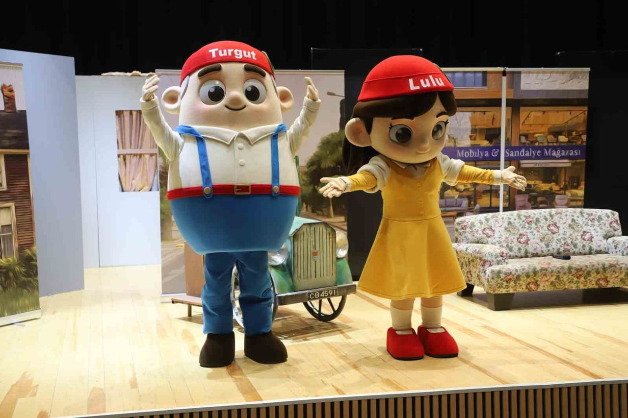 TURGUTLU BELEDİYESİNİN KENT ELÇİLERİ TURGUT VE LULU, EKREM GÜREL KÜLTÜR MERKEZİ’NDE İLK...