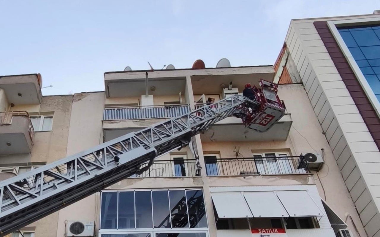TURGUTLU İLÇESİNDE BİR APARTMANIN 4'ÜNCÜ KATINDAKİ DAİRESİNDE ÇAMAŞIR MAKİNESİNDEN KAYNAKLI ÇIKAN...