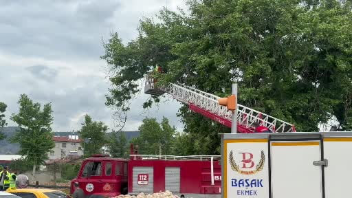 Turhal'de taşkın riskine karşı esnaf kepenk kapattı