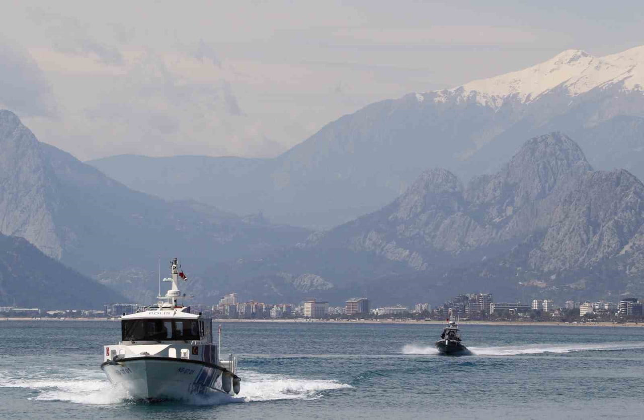 TURİZM SEZONUNUN YAKLAŞMASIYLA DENETİMLERİNİ ARTIRAN ANTALYA DENİZ POLİSİ, UZAKTAN KUMANDALI CAN...
