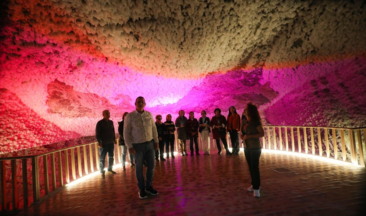 Türk Dünyası Korosu, Iğdır'daki yer altı Tuzluca Tuz Mağaraları'nda konser verdi. Dragos Musiki...
