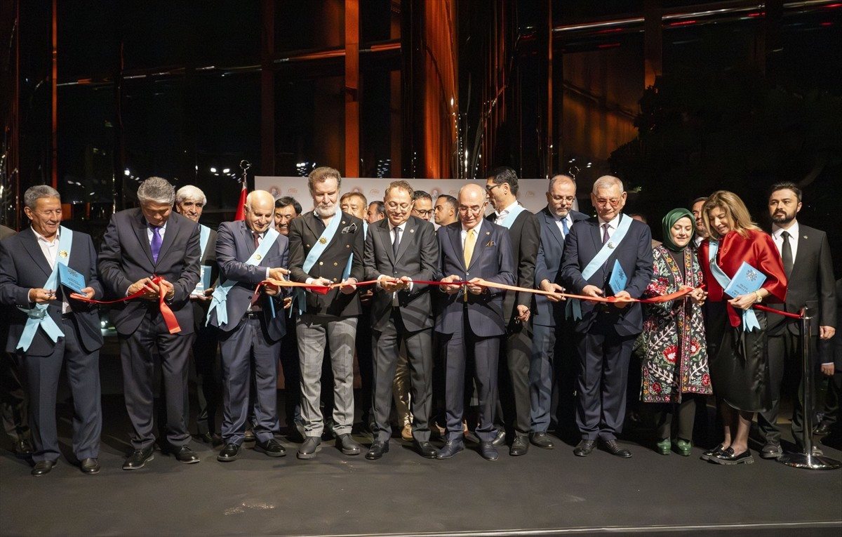 Türk Dünyası'nın farklı bölgelerinden 16 usta ressamın 130 tablosundan oluşan, "Ulu Bozkırın...