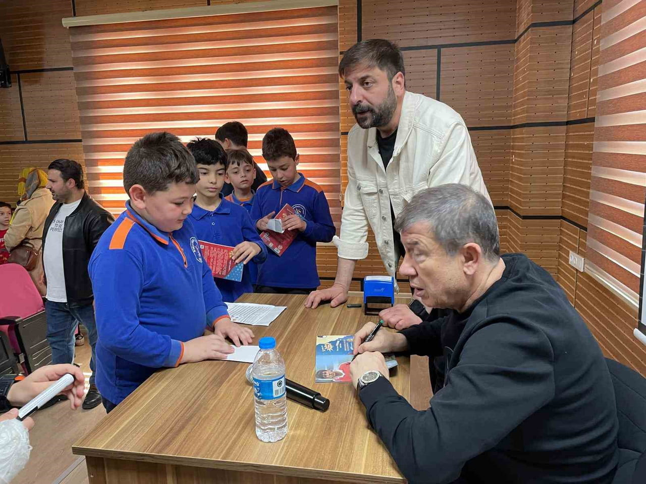 TÜRK FUTBOLUNUN UNUTULMAZ GOLCÜLERİNDEN TANJU ÇOLAK İLKOKUL ÖĞRENCİLERİNE YÖNELİK YAPTIĞI...