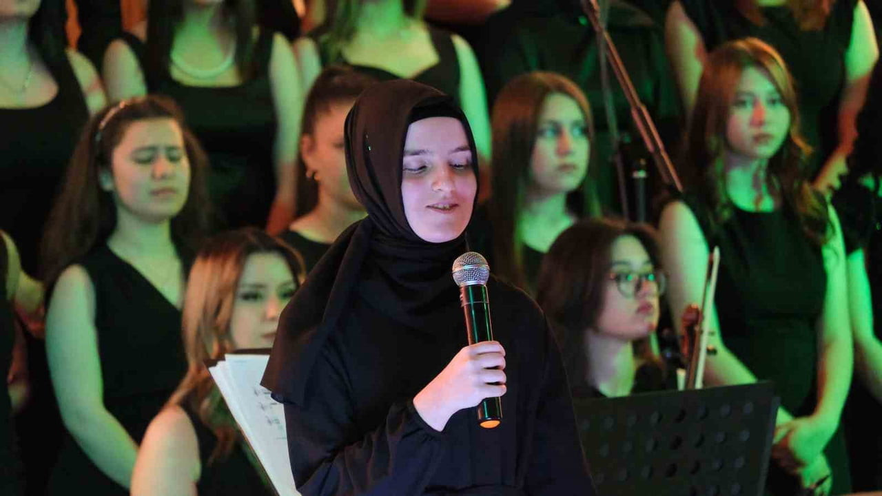 TÜRK HALK MÜZİĞİ KONSERİNDE SAHNE ALAN GÖRME ENGELLİ FİRDEVS KÜÇÜKYAVUZ, PERFORMANSIYLA BÜYÜK...