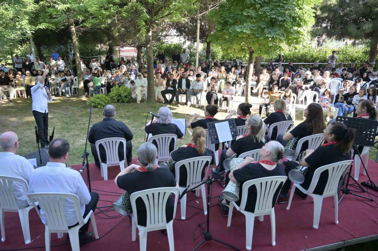 TÜRK HALK MÜZİĞİ ŞAN VE RİTİM KURSİYERLERİNİN PERFORMANS SERGİLEDİĞİ PROGRAM VATANDAŞLARDAN YOĞUN...