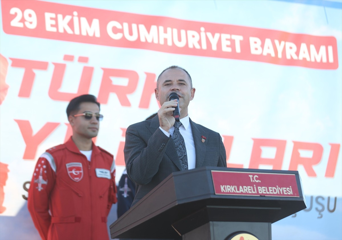 Türk Hava Kuvvetlerinin akrobasi timi Türk Yıldızları, Kırklareli semalarında gösteri uçuşu...