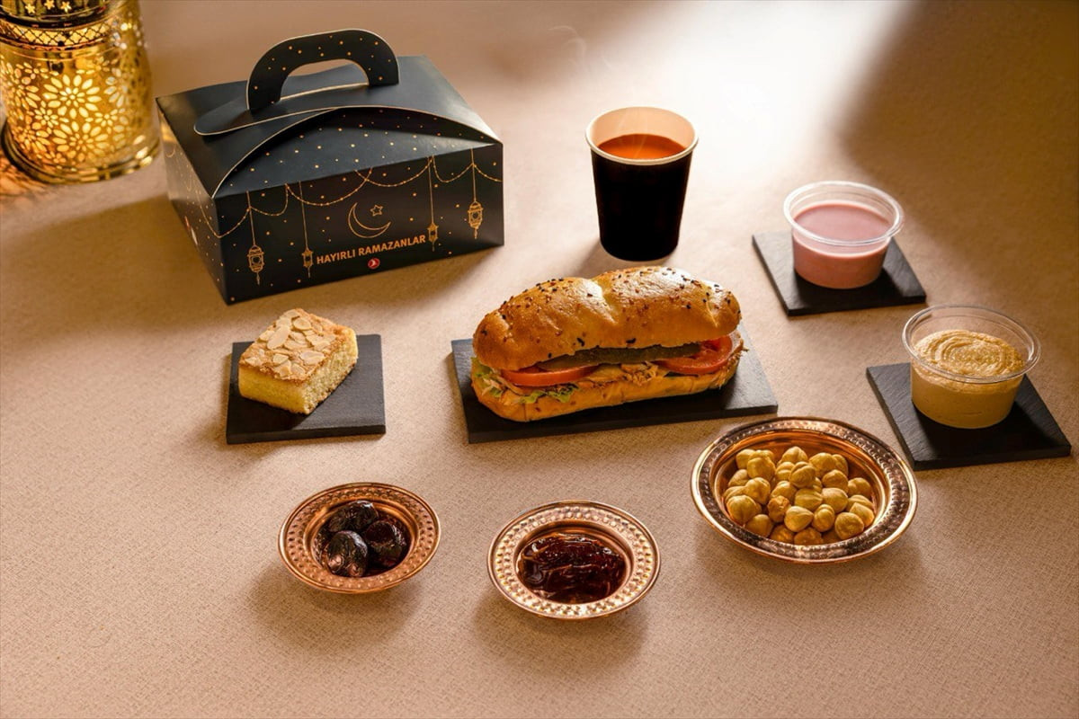 Türk Hava Yolları (THY), ramazan ayında iftar saatine denk gelen tüm uçuşlarında misafirlerine...