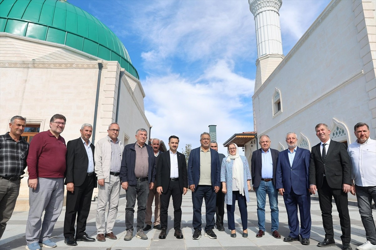 Türk Hava Yolları (THY) Yönetim Kurulu Başkanı Ahmet Bolat (sağ 6), Gaziantep'in Nurdağı...