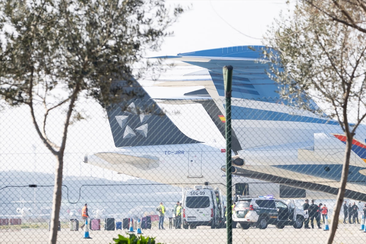 Türk Hava Yollarının (THY) İstanbul-Barselona uçağının Barselona'ya yaklaşması sırasında bir...