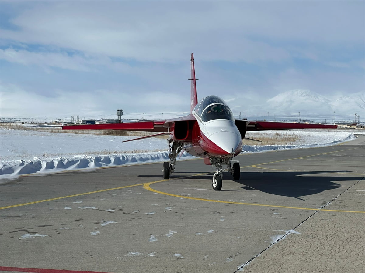 Türk havacılık tarihinin kilometre taşlarından jet eğitim uçağı HÜRJET, Erzurum'da...