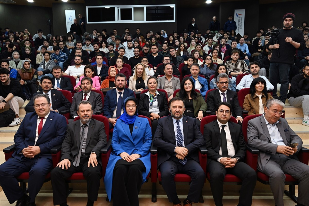 Türk Havacılık ve Uzay Sanayii AŞ (TUSAŞ) Genel Müdürü Dr. Mehmet Demiroğlu (sağ 3), Manisa Celal...