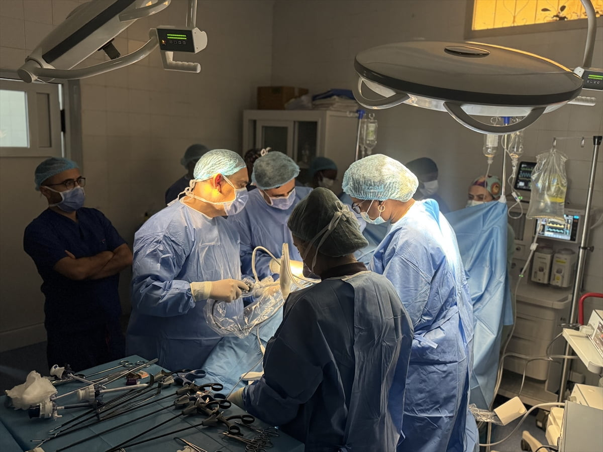 Türk hekimlerin öncülüğünde Senegal'de ilk kez canlı vericiden kapalı yöntemle gerçekleştirilen...