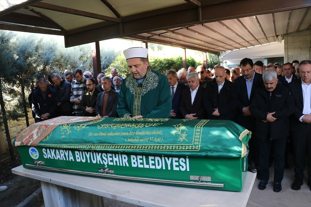 TÜRK-İŞ Genel Başkanı Ergün Atalay'ın kayınvalidesi Hatice Kubulay'ın cenazesi, Sakarya'da...