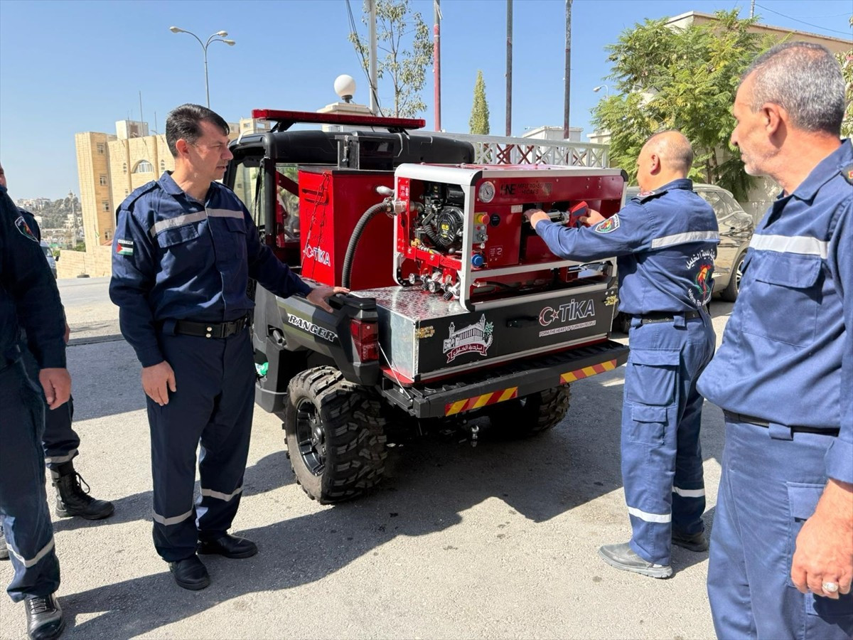 Türk İşbirliği ve Koordinasyon Ajansı (TİKA), Filistin'in El Halil şehrinde yangınla mücadele...