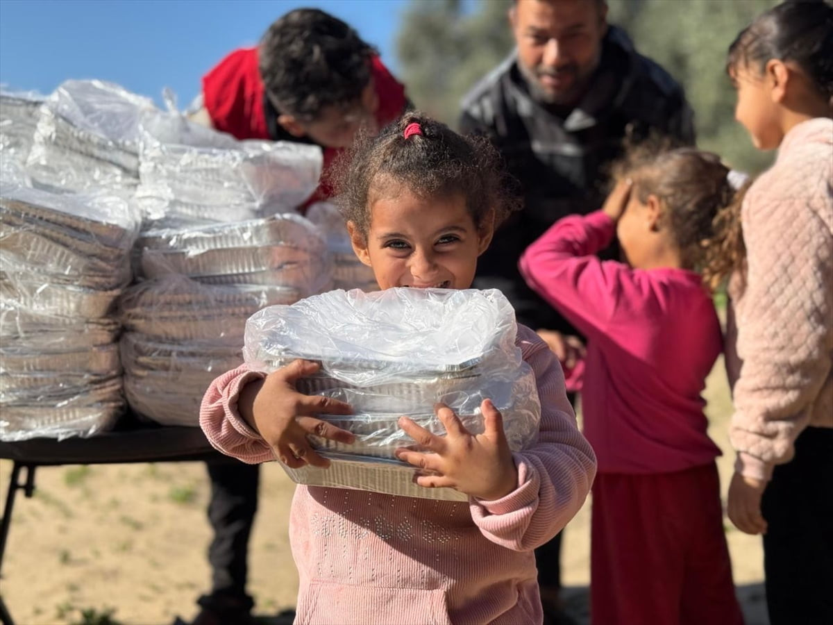 Türk Kızılay, 7 Ekim 2023'te başlayan saldırıların ardından Gazze'ye insani destek ulaştırmaya...