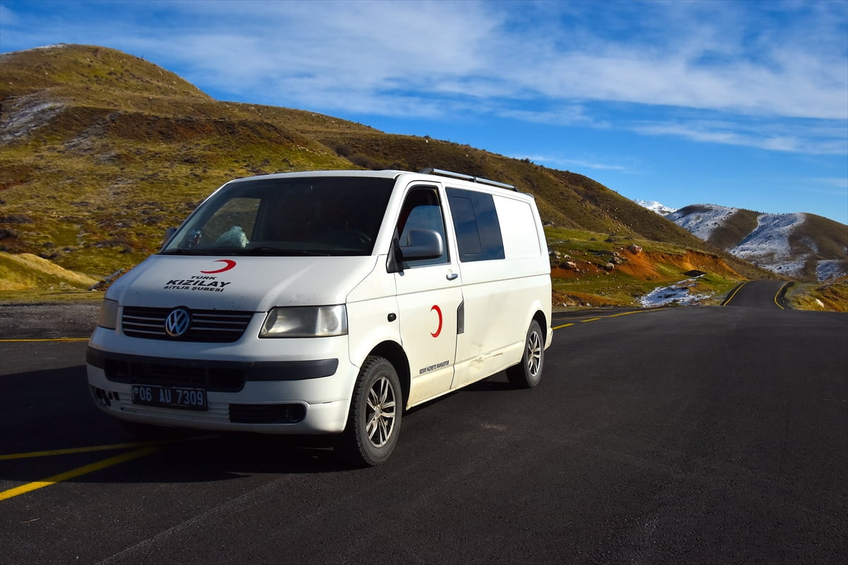 Türk Kızılay Bitlis Şubesi gönüllüleri, köy köy dolaşarak ihtiyaç sahibi ailelere gıda, kıyafet ve...