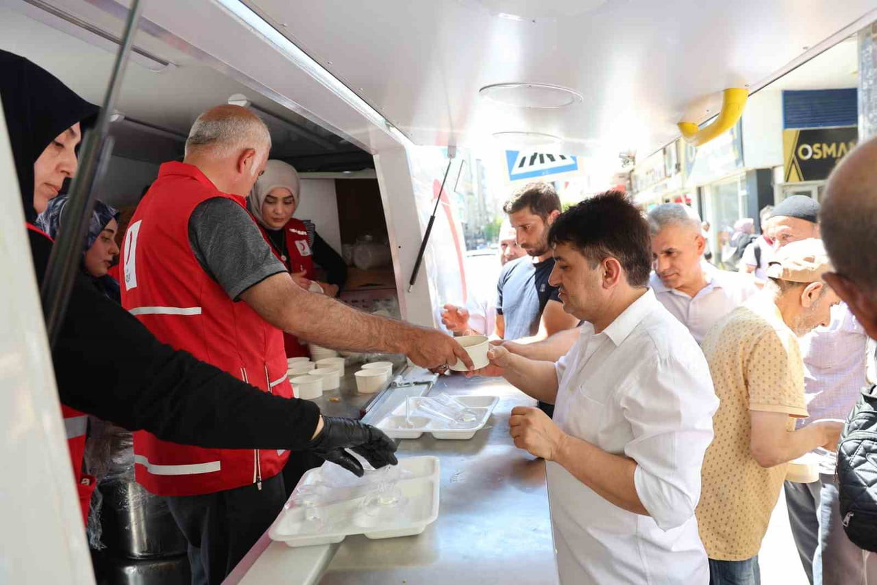 TÜRK KIZILAY ELAZIĞ ŞUBESİ, MUHARREM AYI DOLAYISIYLA CUMA NAMAZI ÇIKIŞINDA VATANDAŞLARA AŞURE...