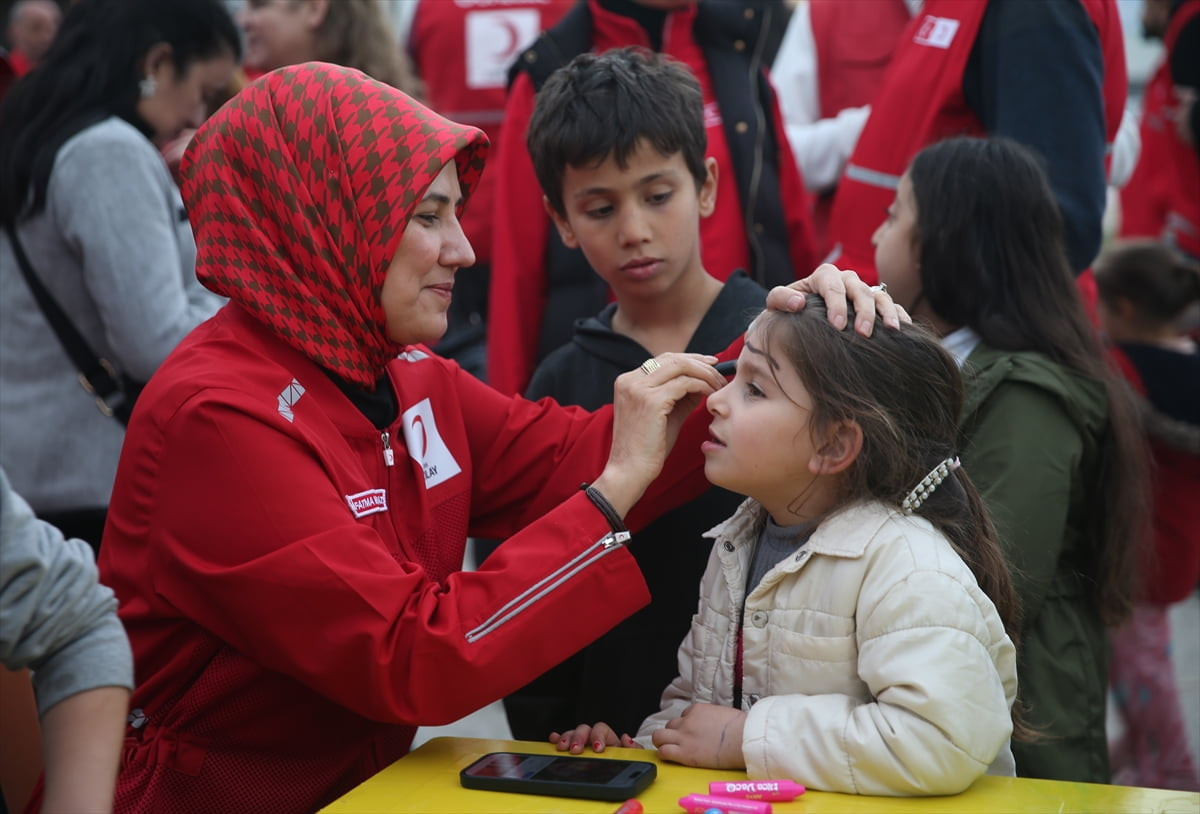 Türk Kızılay Genel Başkanı Fatma Meriç Yılmaz, Hatay'da düzenlenen iftar programında depremzede...
