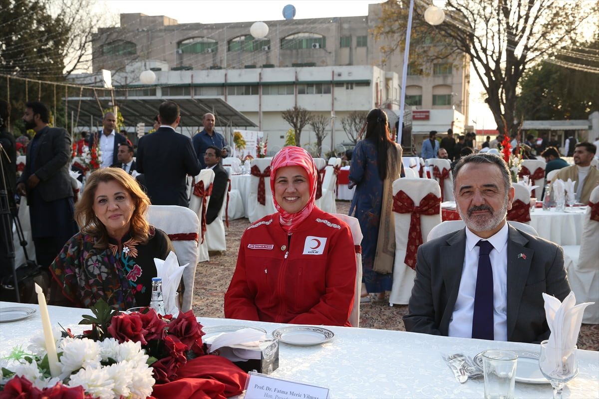 Türk Kızılay Genel Başkanı Fatma Meriç Yılmaz (ortada) ve Türk Kızılay Uluslararası İşler ve Göç...