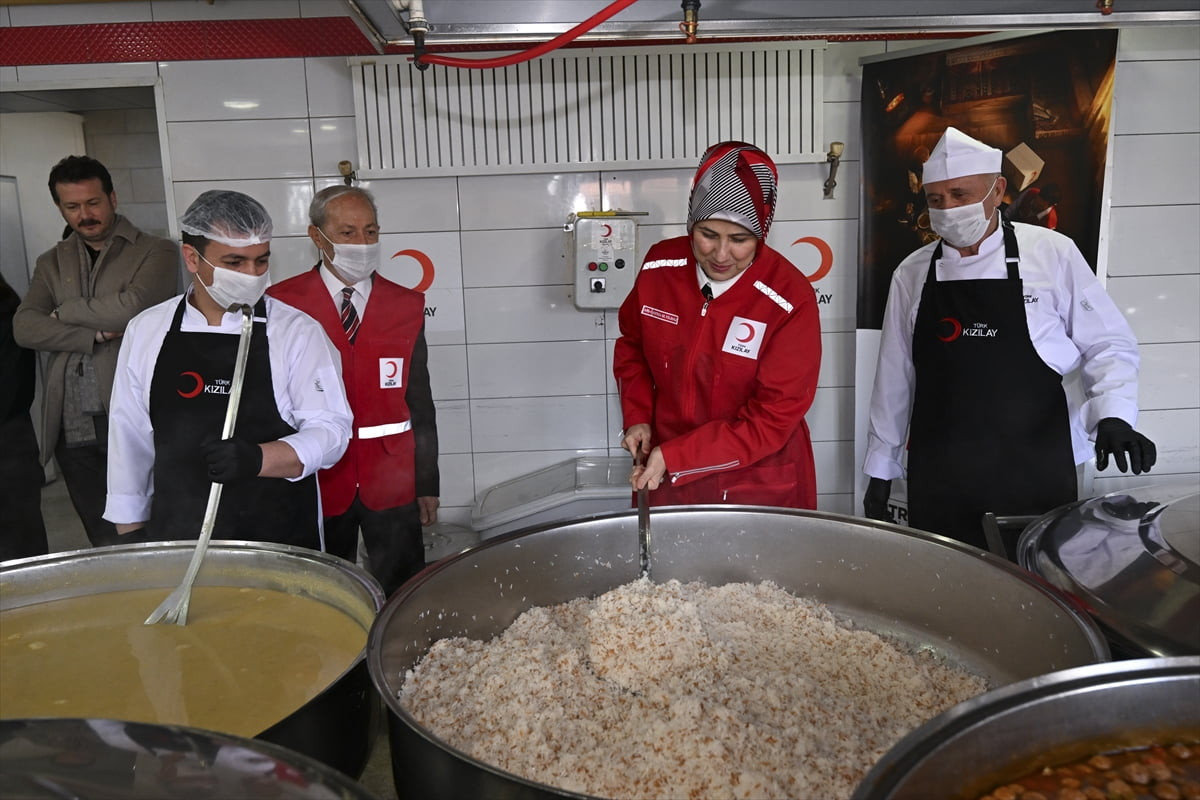 Türk Kızılay Genel Başkanı Fatma Meriç Yılmaz, Türk Kızılayınca, "Bu Ramazan'da da Bir Başına...