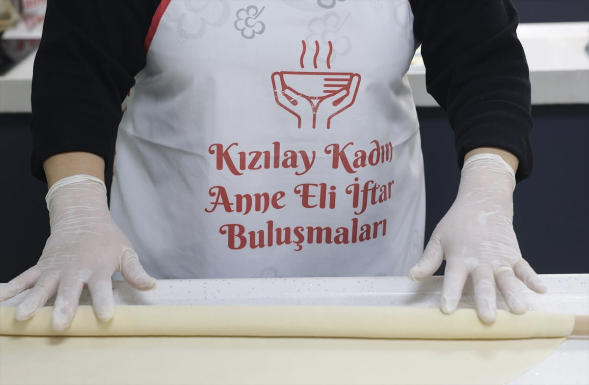Türk Kızılay kadın gönüllüleri, üniversite eğitimi için ailelerinden uzakta yaşayan öğrencileri...