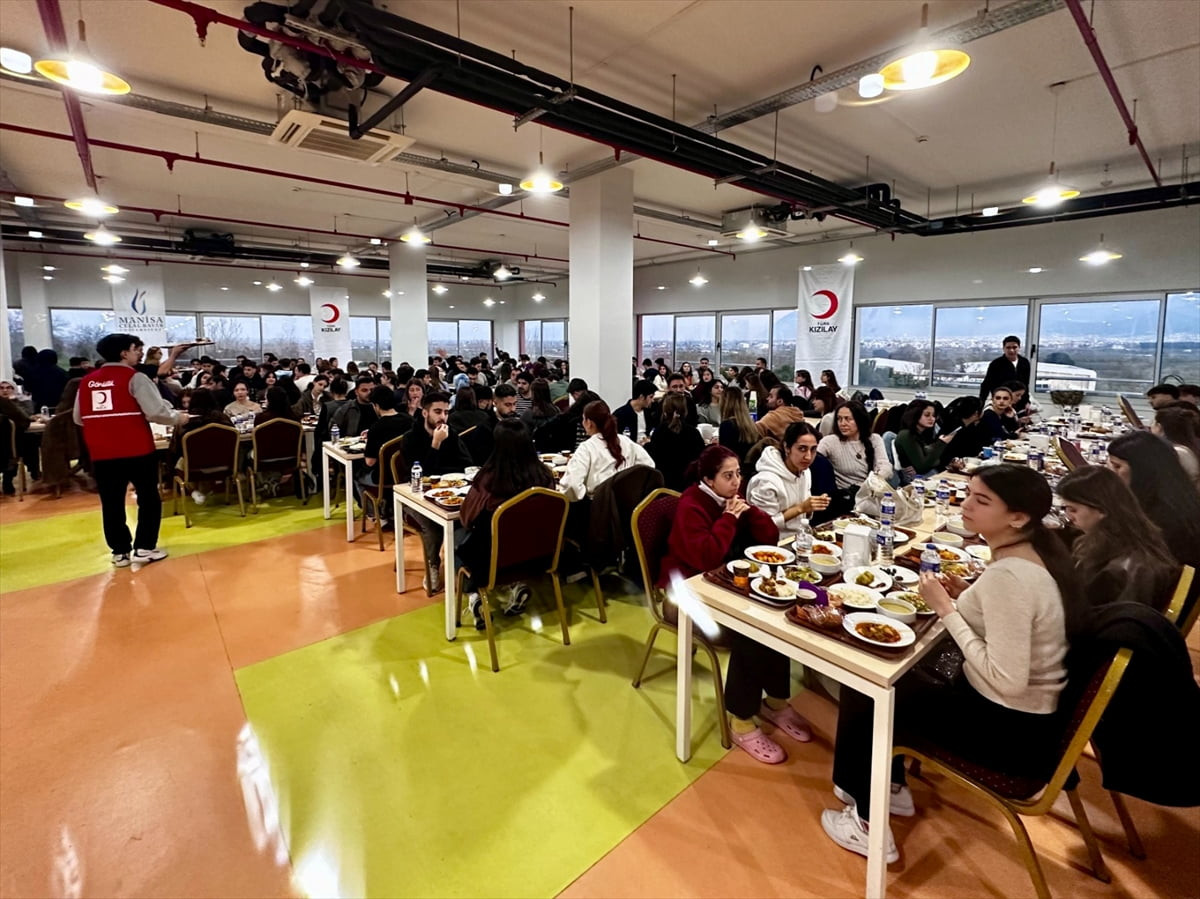 Türk Kızılay, Manisa'da ramazan ayı boyunca 85 bin kişiye iftar verdi. Yunusemre, Şehzadeler...