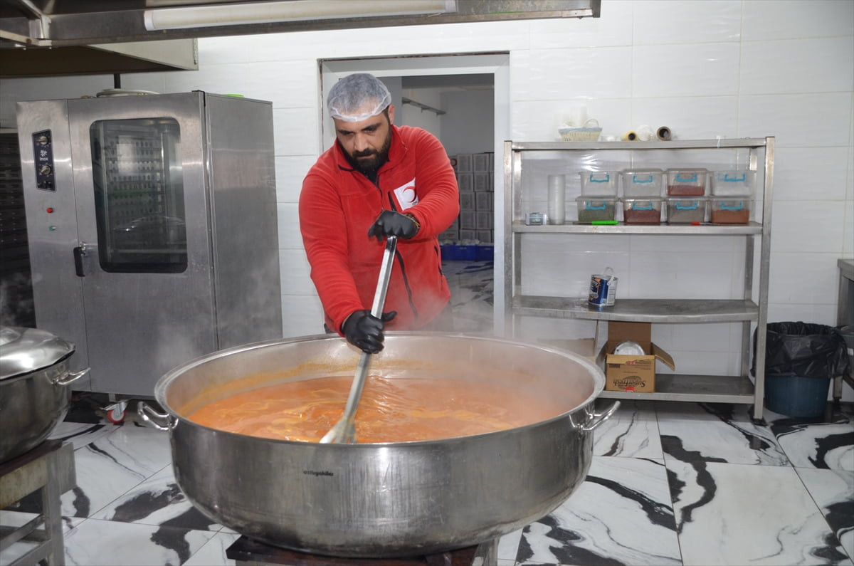 Türk Kızılay Muş Şubesi ekipleri, ihtiyaç sahibi 1000 aileye iftar yemeği ulaştırıyor. Gıyasettin...