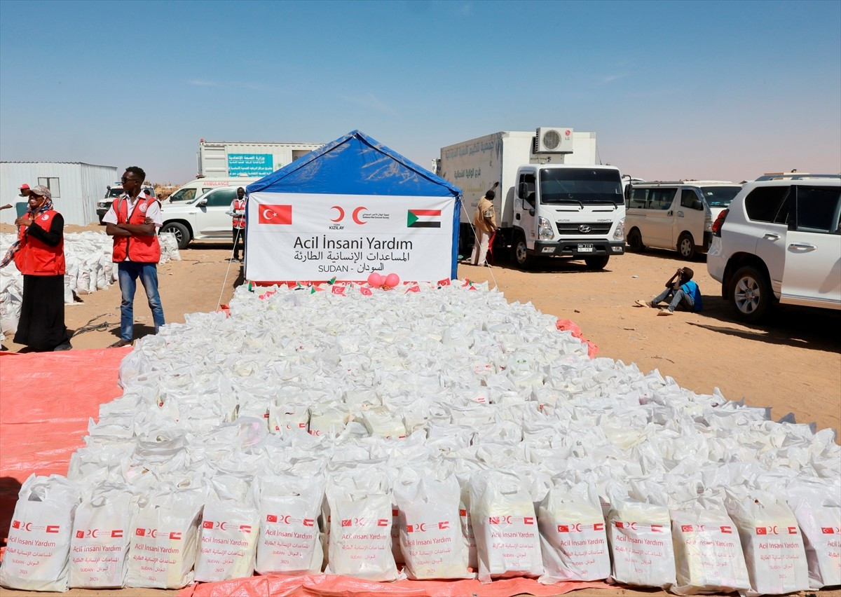 Türk Kızılay, Sudan'da artan çatışmalar nedeniyle yerinden edilen on binlerce kişi için gıda...