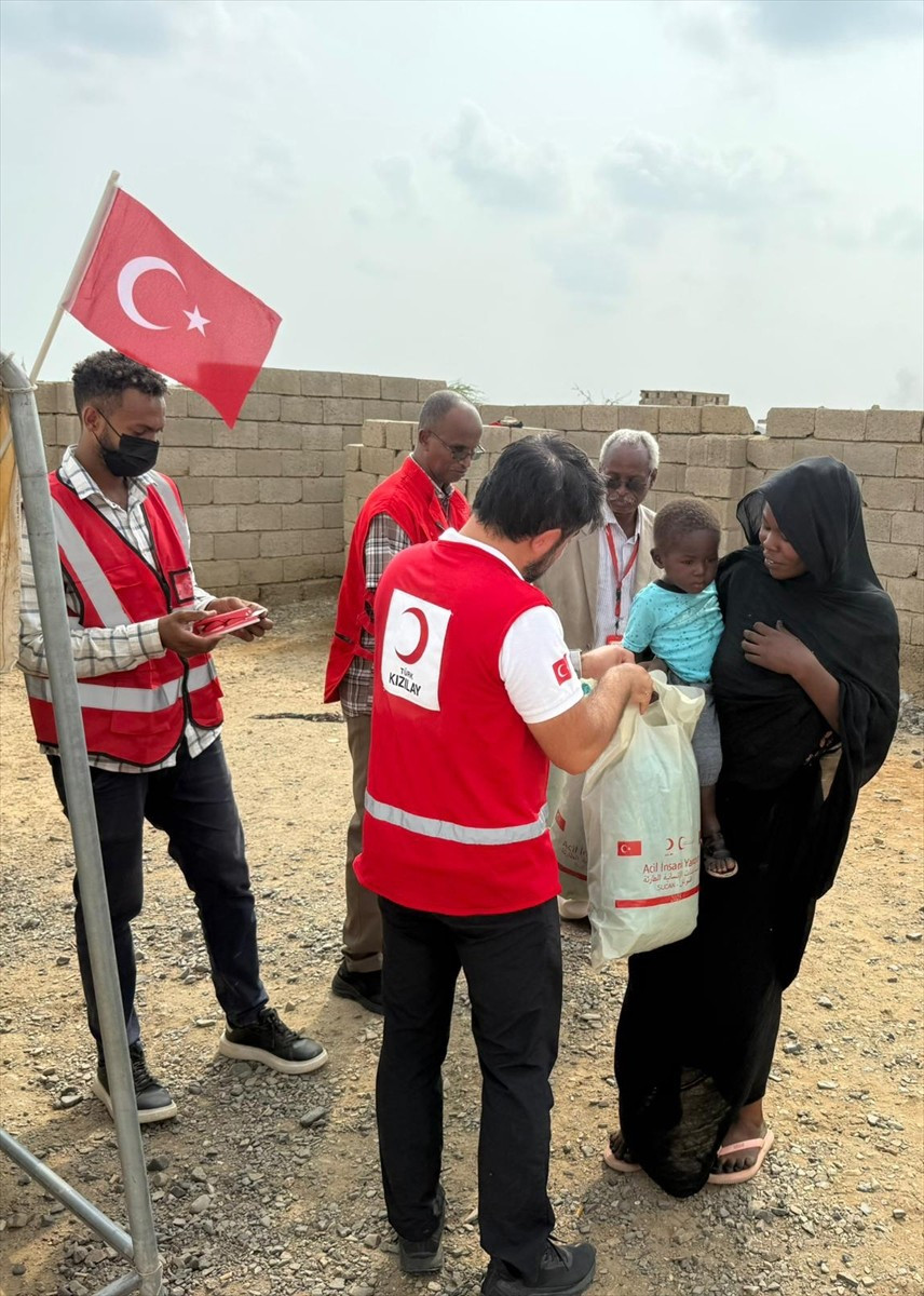 Türk Kızılay, Sudan'da havanın serinlemesiyle ihtiyaç sahibi yerinden edilmiş ailelere 1000...
