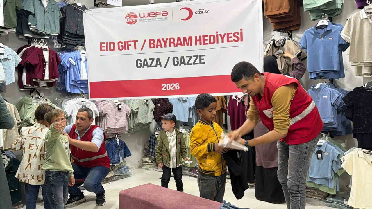 TÜRK KIZILAY, YAKLAŞAN KURBAN BAYRAMI ÖNCESİNDE GAZZE'DE ÇOCUKLARA BAYRAMLIK KIYAFET ULAŞTIRDI....