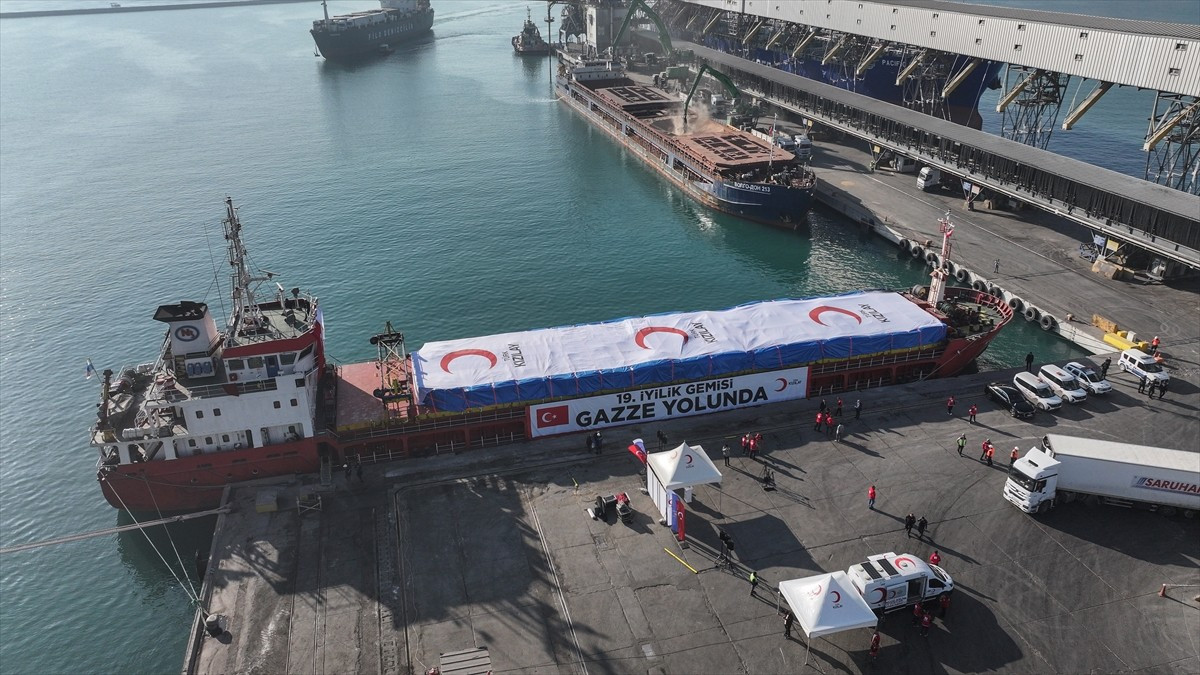 Türk Kızılay'ın Gazze'ye gönderilmek üzere hazırladığı, yaklaşık 1300 ton insani yardım malzemesi...
