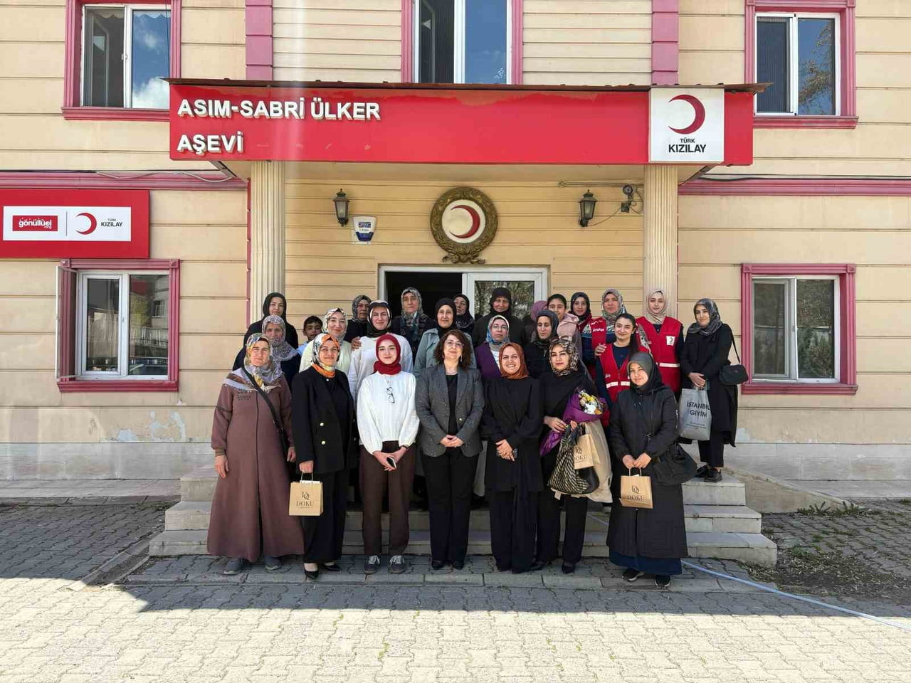 TÜRK KIZILAYI AĞRI KADIN KOLLARI GÖNÜLLÜLERİ TARAFINDAN ANNELER GÜNÜ KAPSAMINDA YETİM AİLELERİN...