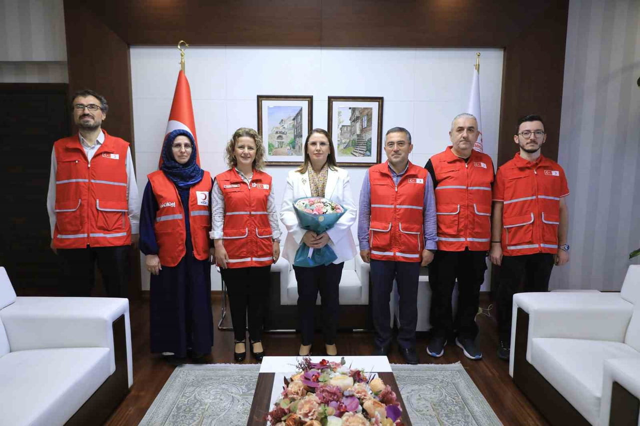 TÜRK KIZILAYI BARTIN ŞUBE BAŞKANI NİHAT YALÇIN VE BERABERİNDEKİ YÖNETİM KURULU ÜYELERİ BARTIN...