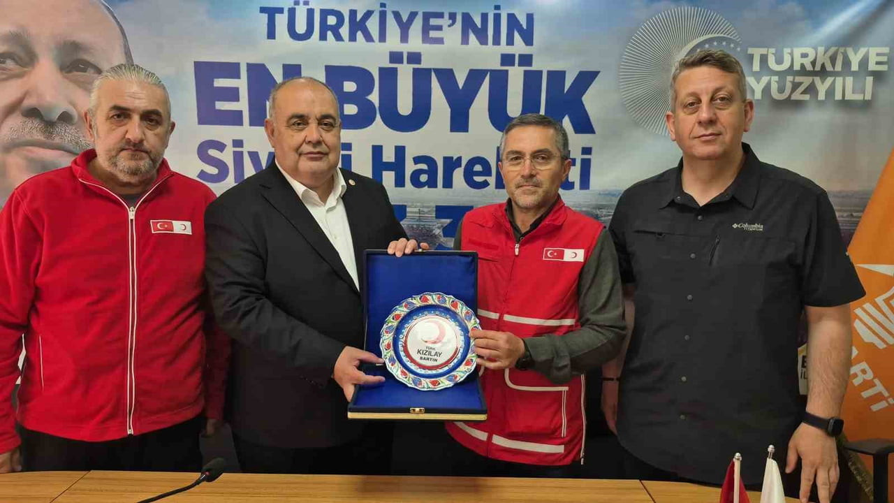TÜRK KIZILAYI BARTIN ŞUBESİ BAŞKANI NİHAT YALÇIN, KURBAN BAĞIŞINDA BULUNAN AK PARTİ BARTIN...