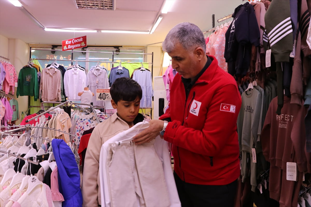 Türk Kızılayı Kilis Şubesi tarafından yaklaşık bin çocuğa Ramazan Bayramı öncesinde bayramlık...