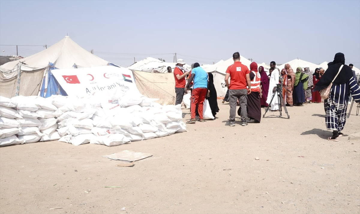Türk Kızılayı, Sudan'ın doğusundaki Port Sudan şehrinde çatışmalardan ötürü yerinden edilmiş...