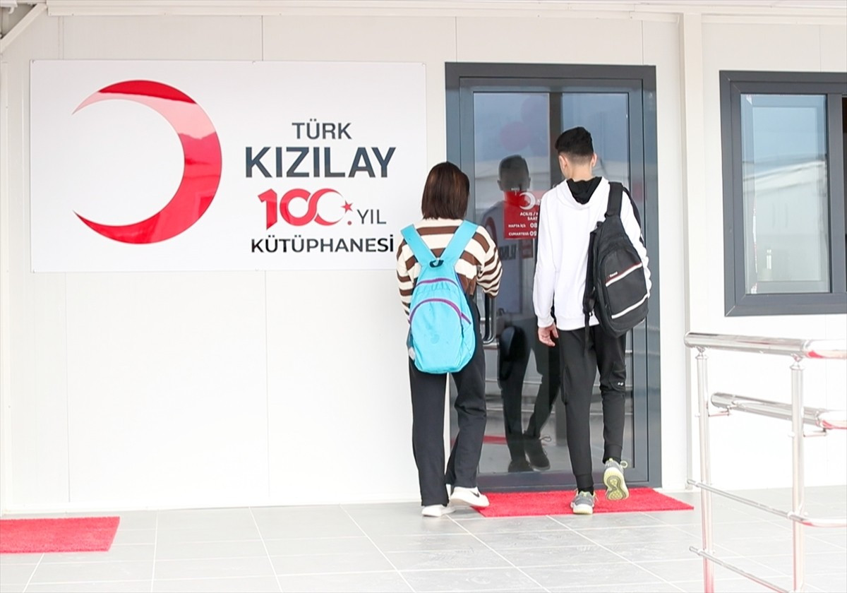Türk Kızılayın deprem bölgelerine kurduğu kütüphanelerden faydalanan öğrencilerden 504'ünün 2025...