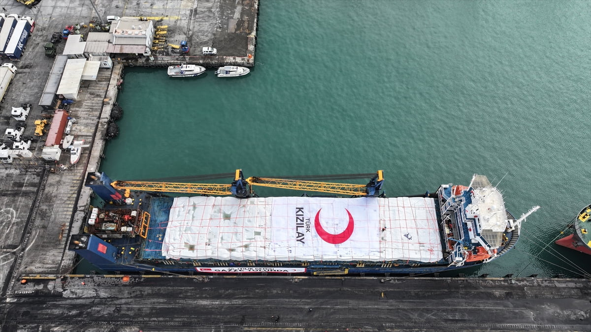 Türk Kızılayın Gazze'ye gönderilmek üzere hazırladığı, içerisinde yaklaşık 1400 ton insani yardım...